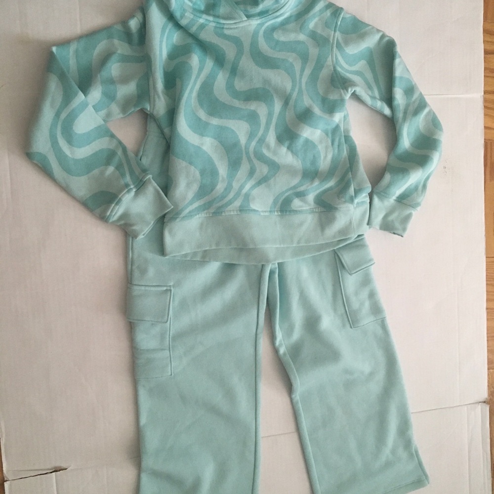 Kids Light Teal - Soft Wave Top & Cargo Pants. Top worn. Bottom is NWT size 7/8